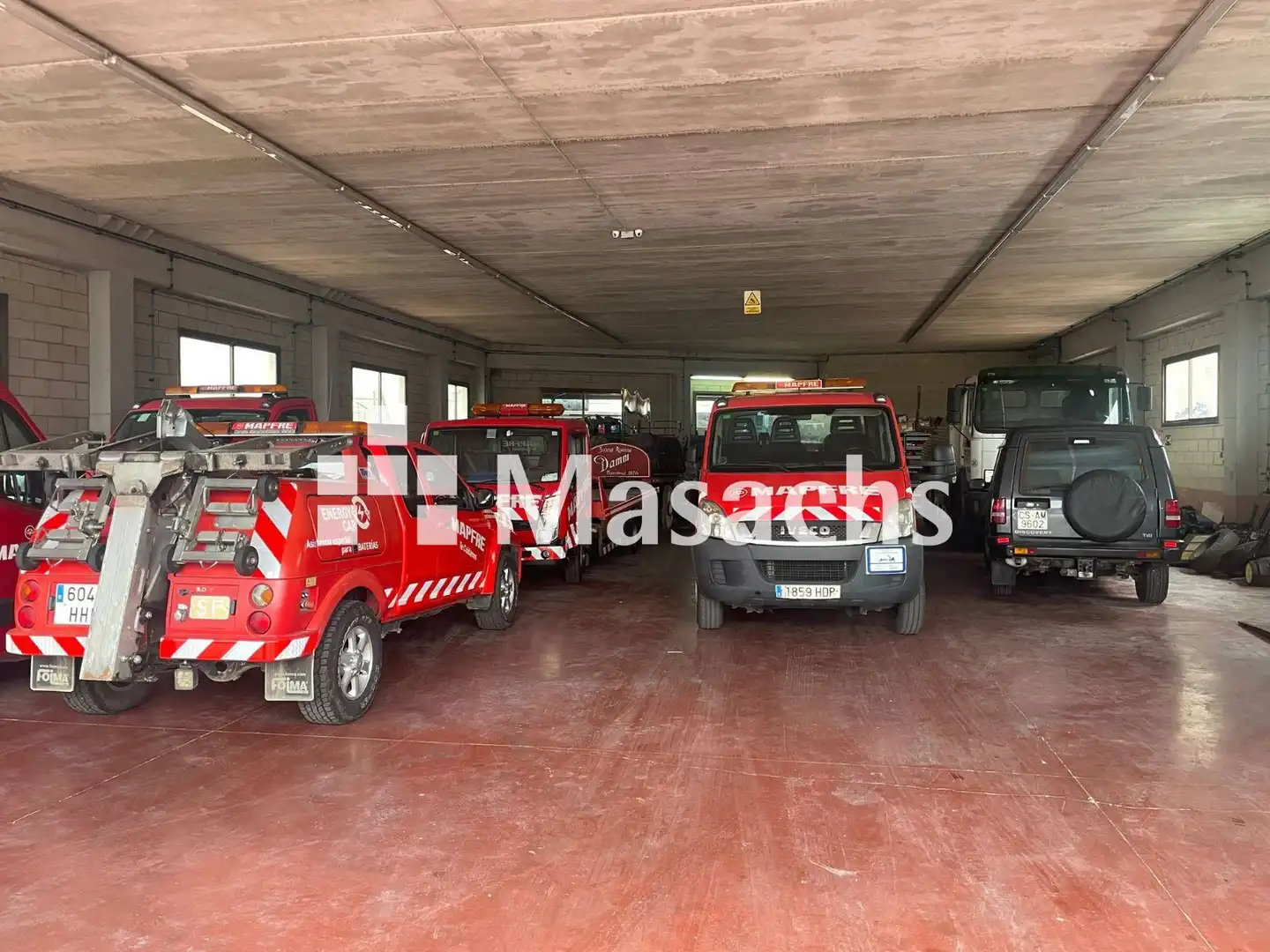 Parkplatz von Fabrikhallen zur Miete in Terrassa