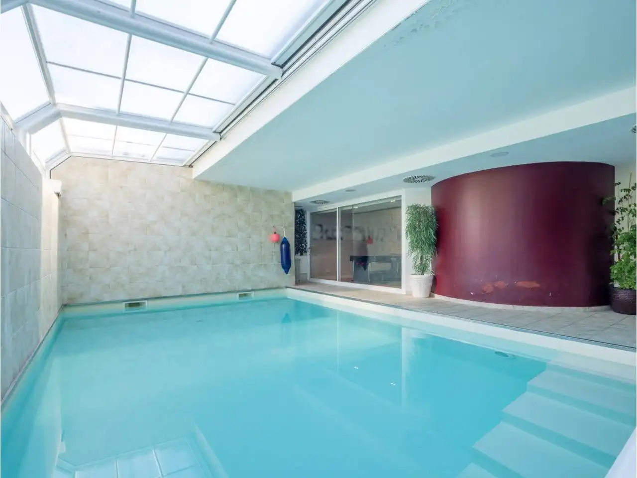 Piscina de Casa o xalet en venda en Donostia - San Sebastián  amb Aire condicionat, Calefacció i Jardí privat