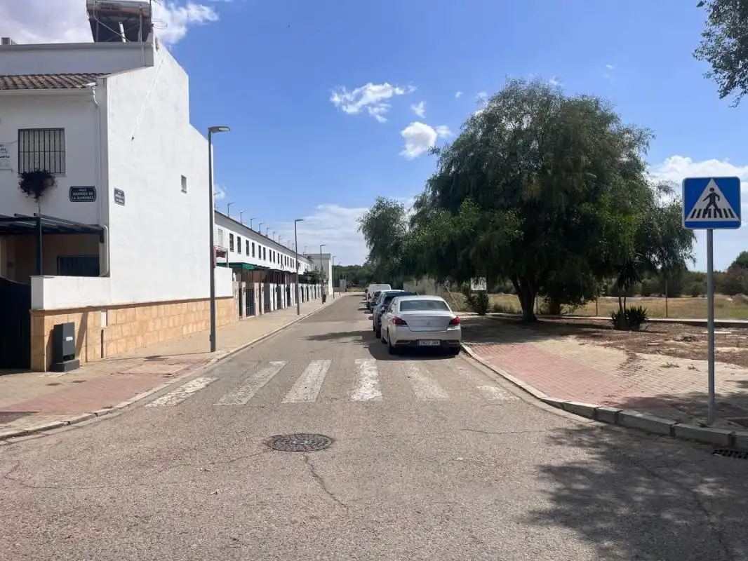 Vista exterior de Casa adosada en venda en Sevilla amb Aire condicionat, Calefacció i Jardí privat