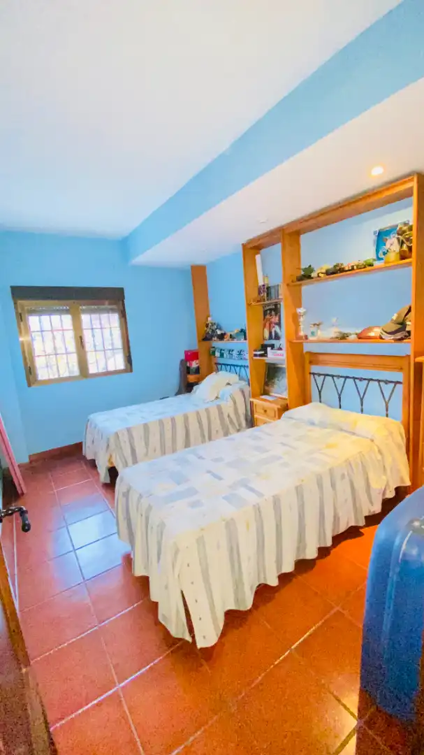 Dormitori de Casa o xalet en venda en Valdastillas amb Aire condicionat, Jardí privat i Terrassa