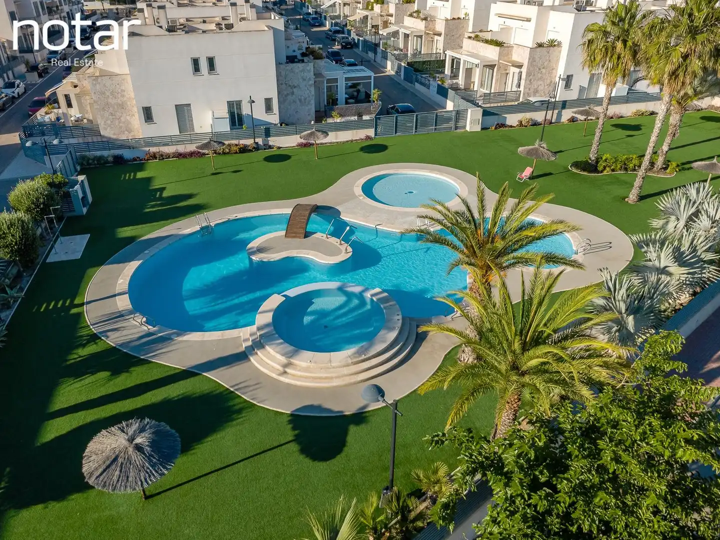 Piscina de Casa adosada en venda en Torrevieja amb Jardí privat, Terrassa i Piscina