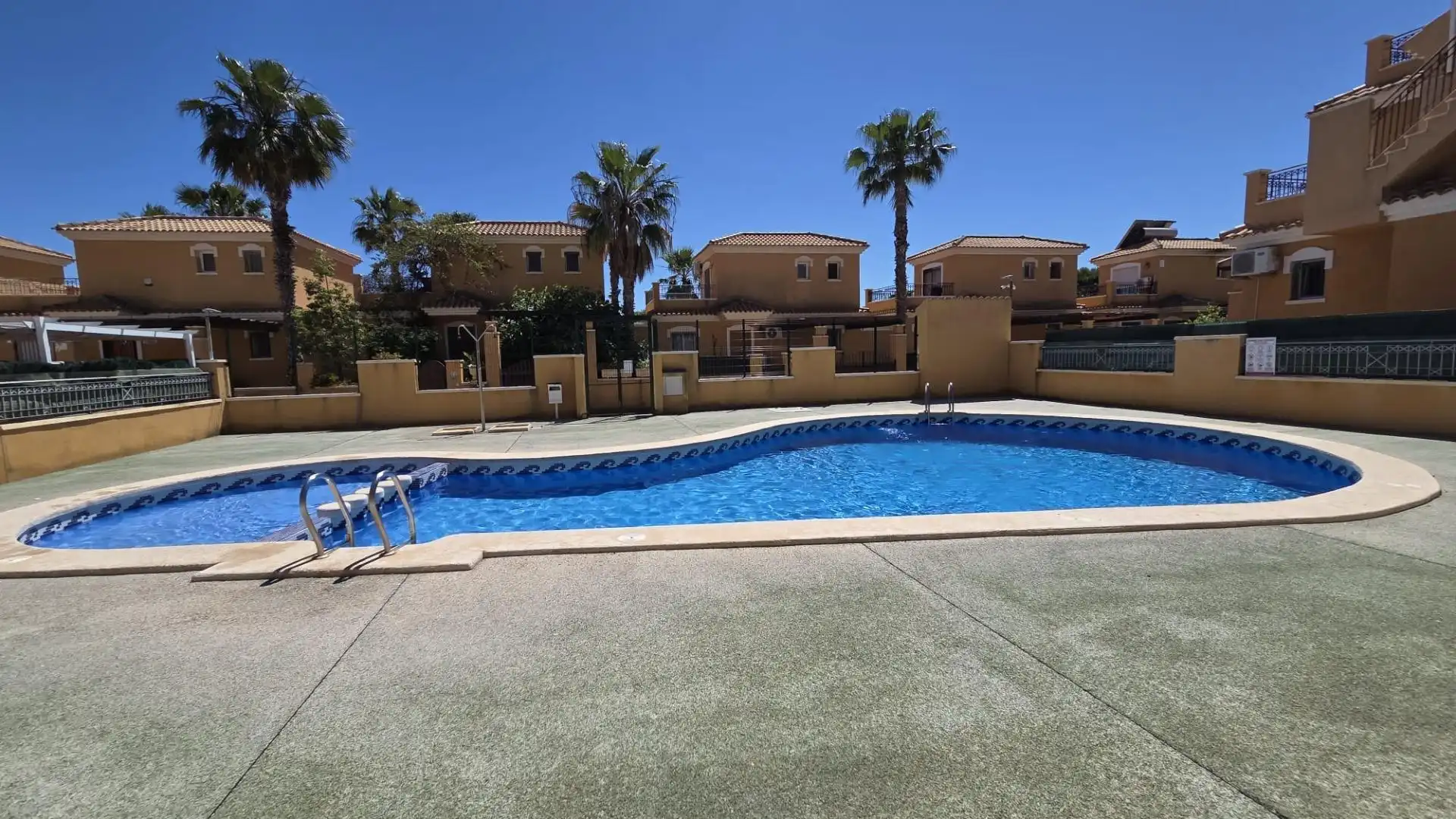 Piscina de Casa adosada en venda en Torrevieja amb Aire condicionat, Jardí privat i Terrassa