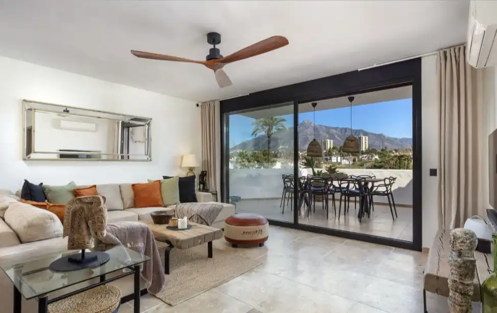 Sala de estar de Dúplex en venta en Marbella con Aire acondicionado, Calefacción y Terraza