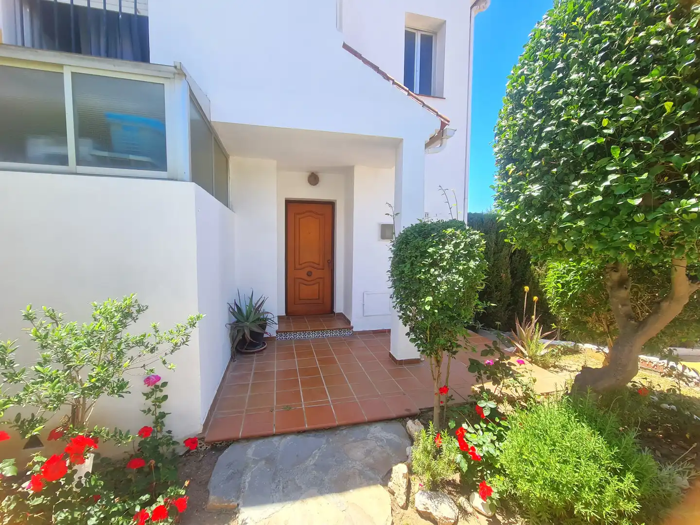 Vista exterior de Casa adosada en venda en Estepona amb Aire condicionat, Jardí privat i Terrassa