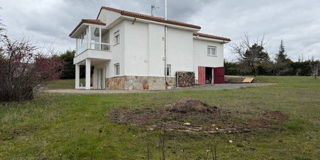 Casa-chalet en Venta en Calle Reino de León en Garrafe de Torío
