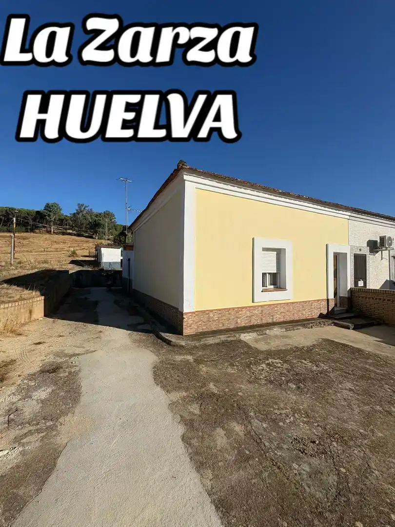 Vista exterior de Casa adosada en venda en La Zarza - Perrunal