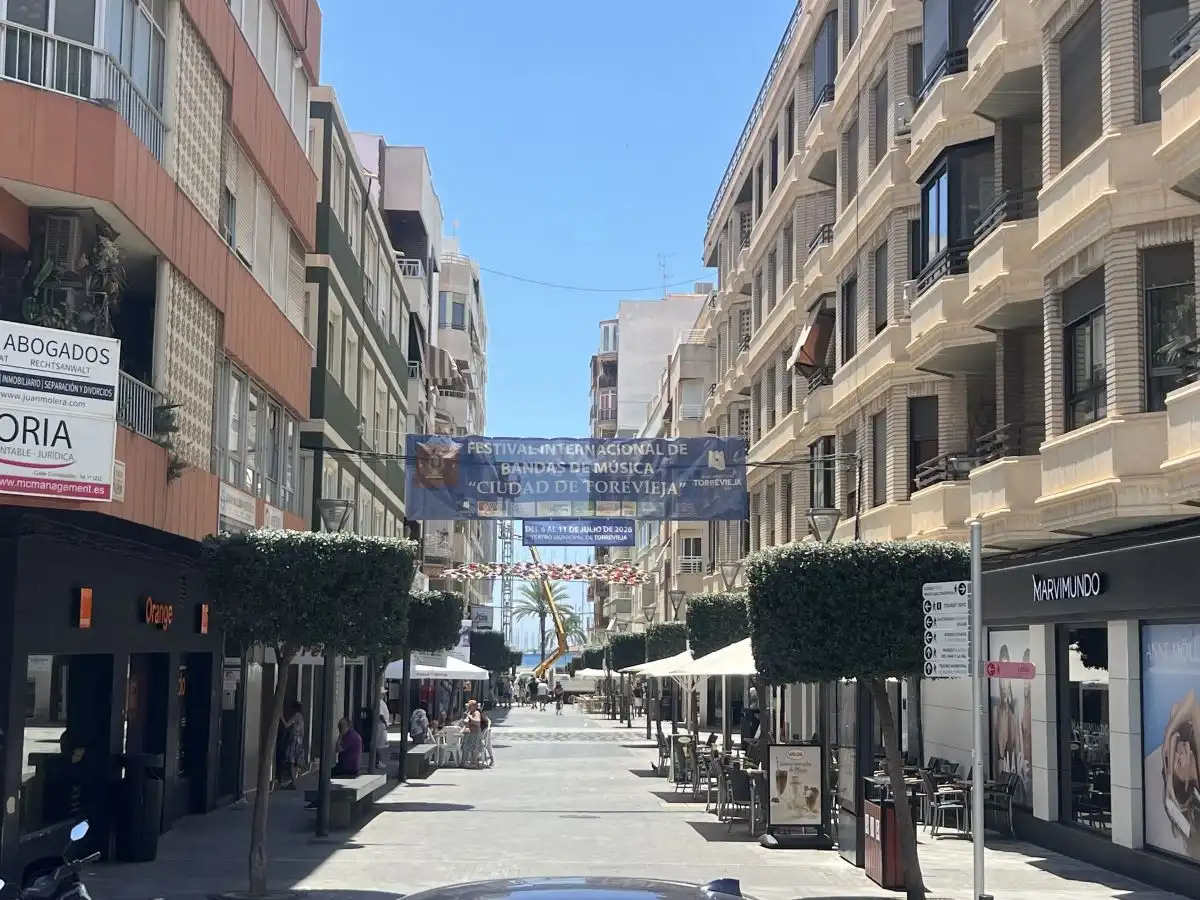 Vista exterior de Pis en venda en Torrevieja amb Aire condicionat, Calefacció i Moblat