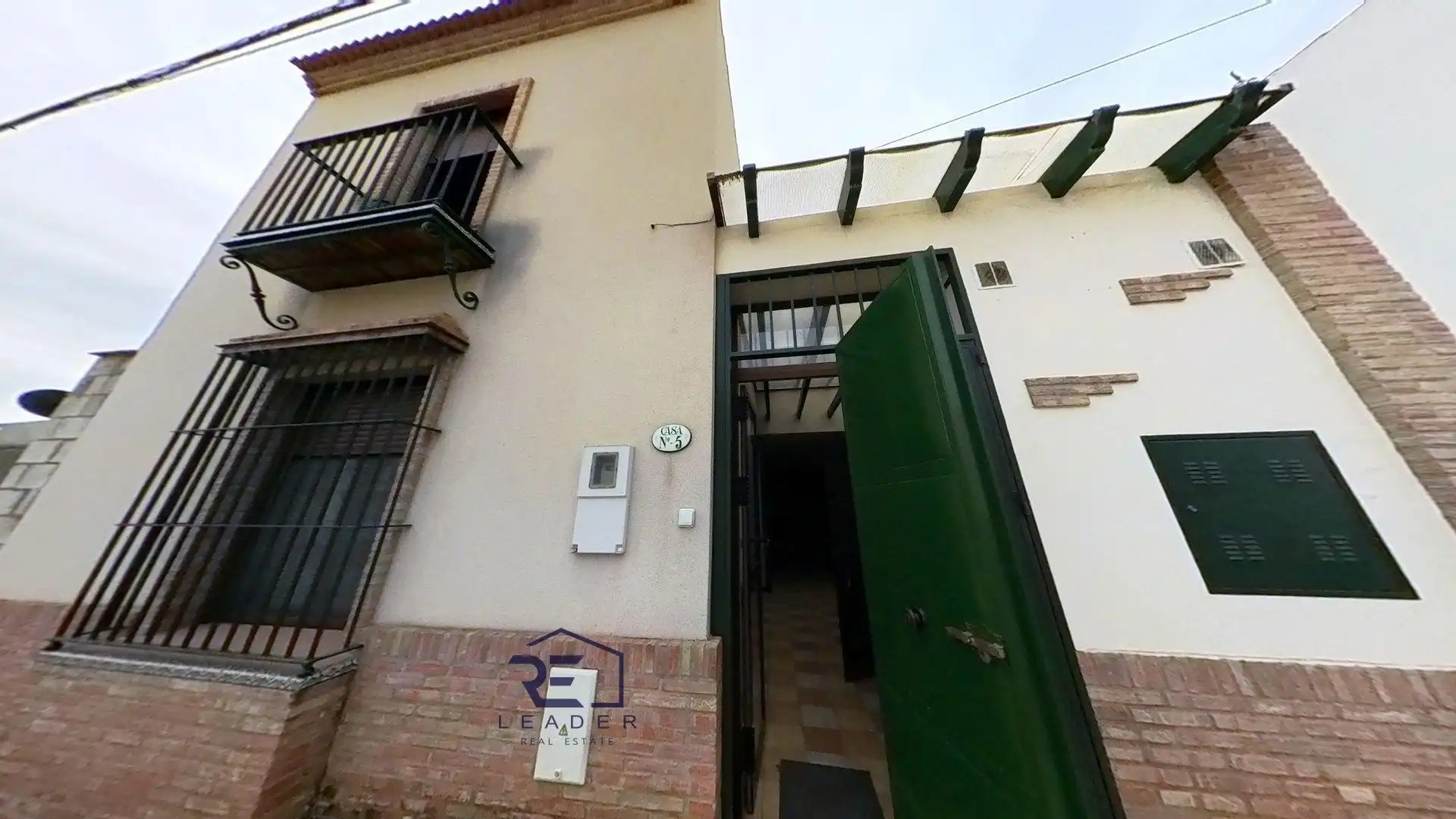 Vista exterior de Casa adosada en venta en Guillena con Aire acondicionado, Terraza y Trastero