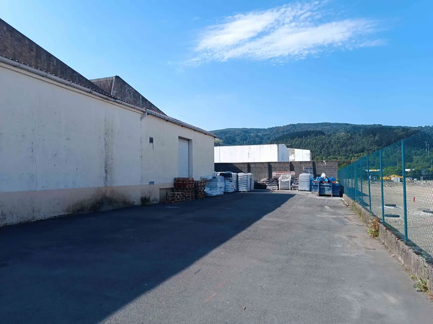 Vista exterior de Nave industrial en venta en Derio