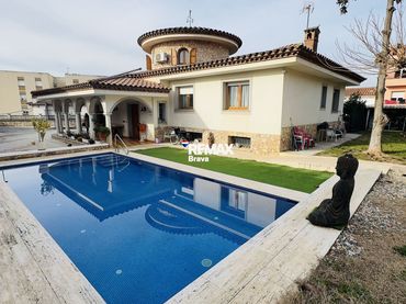 Villa con piscina in vendita a Calle CL ULLASTRET
