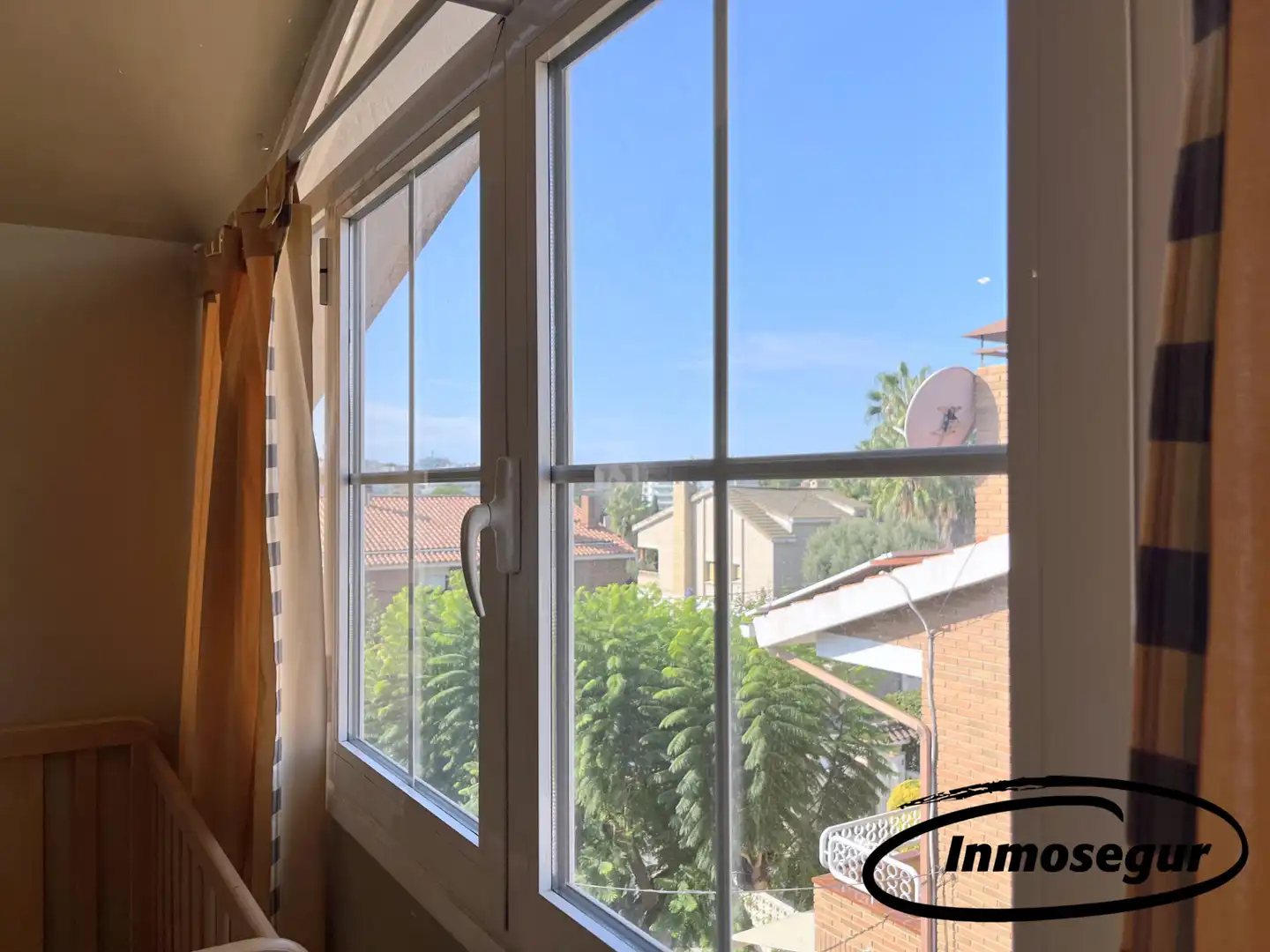 Vista exterior de Casa adosada en venda en Salou amb Aire condicionat, Calefacció i Jardí privat