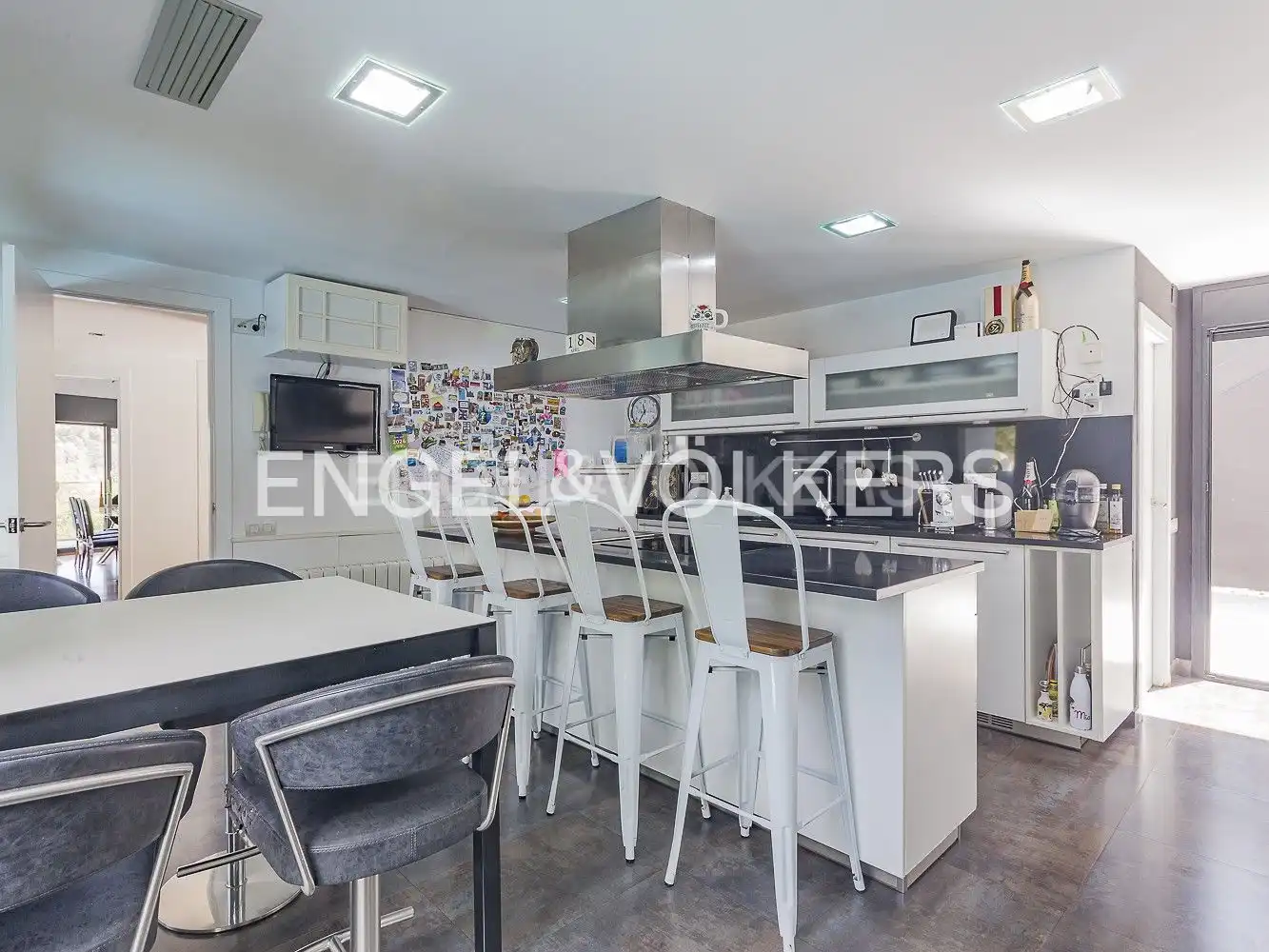 Cuina de Casa o xalet en venda en Sant Cugat del Vallès amb Calefacció, Jardí privat i Parquet