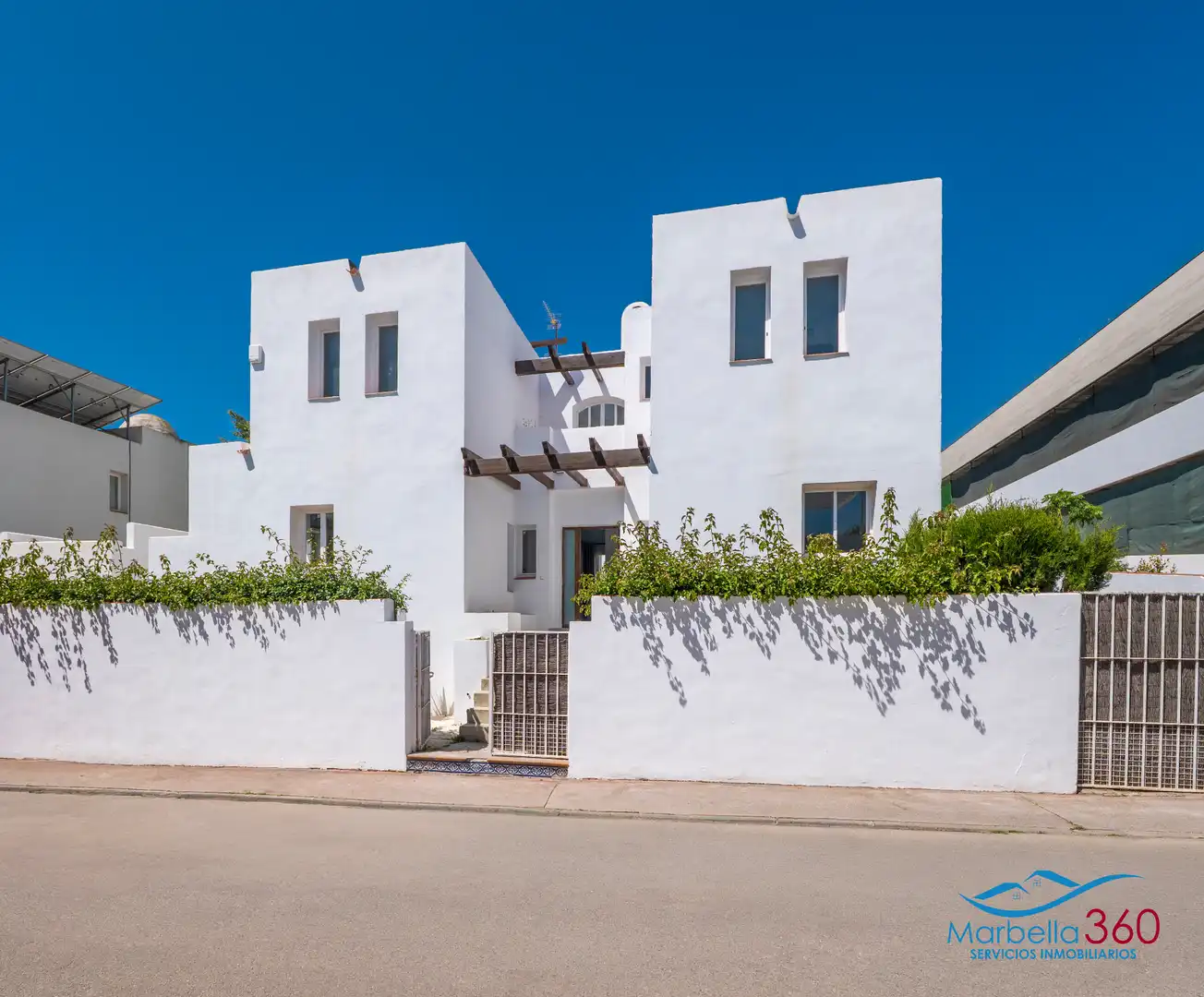 Vista exterior de Casa o xalet en venda en Marbella amb Aire condicionat, Jardí privat i Terrassa