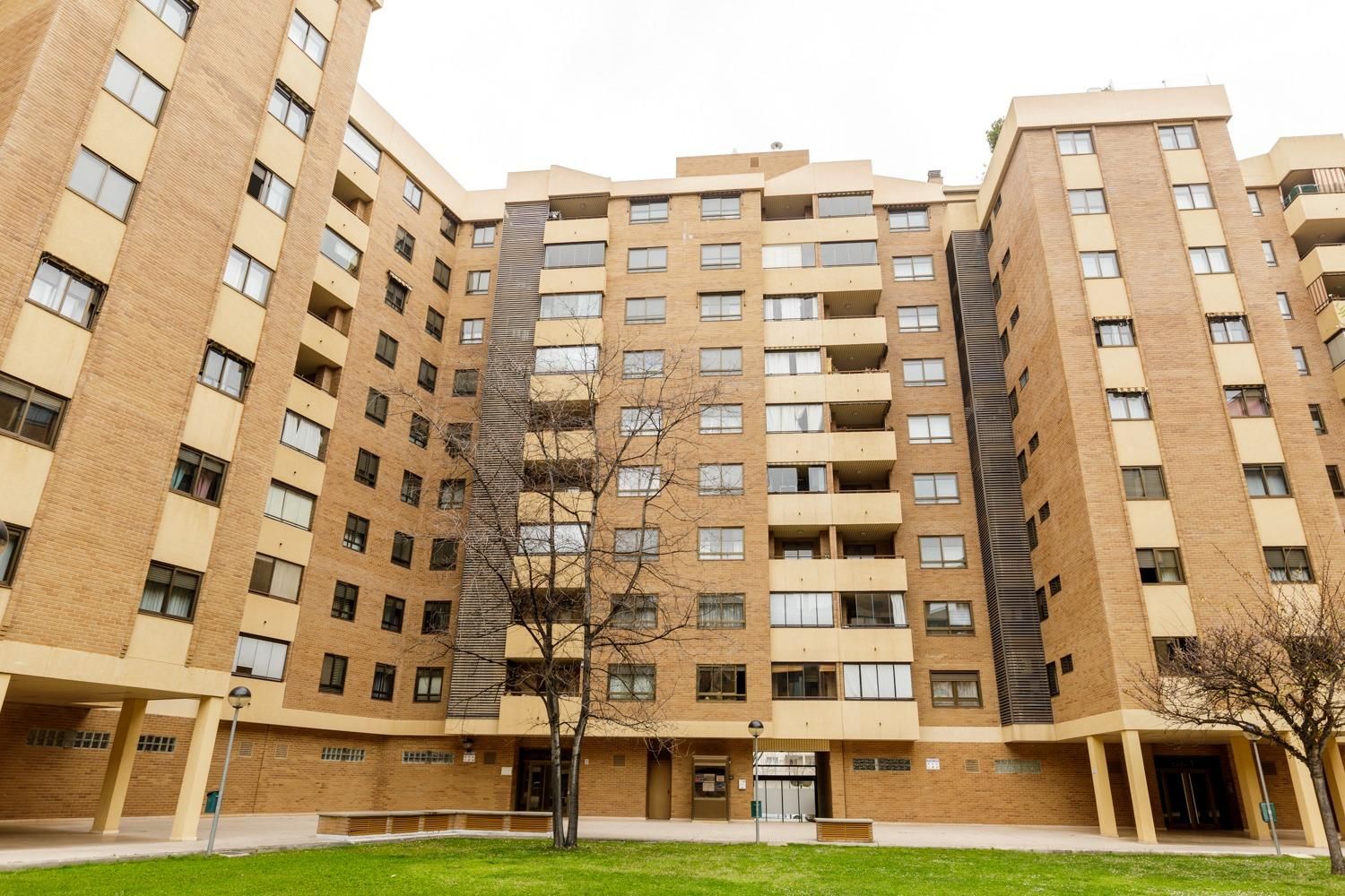 Exterior view of Flat for sale in  Zaragoza Capital  with Terrace, Storage room and Community pool