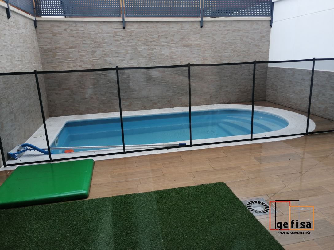 Piscina de Casa adosada en venda en Valdepeñas amb Aire condicionat, Calefacció i Traster