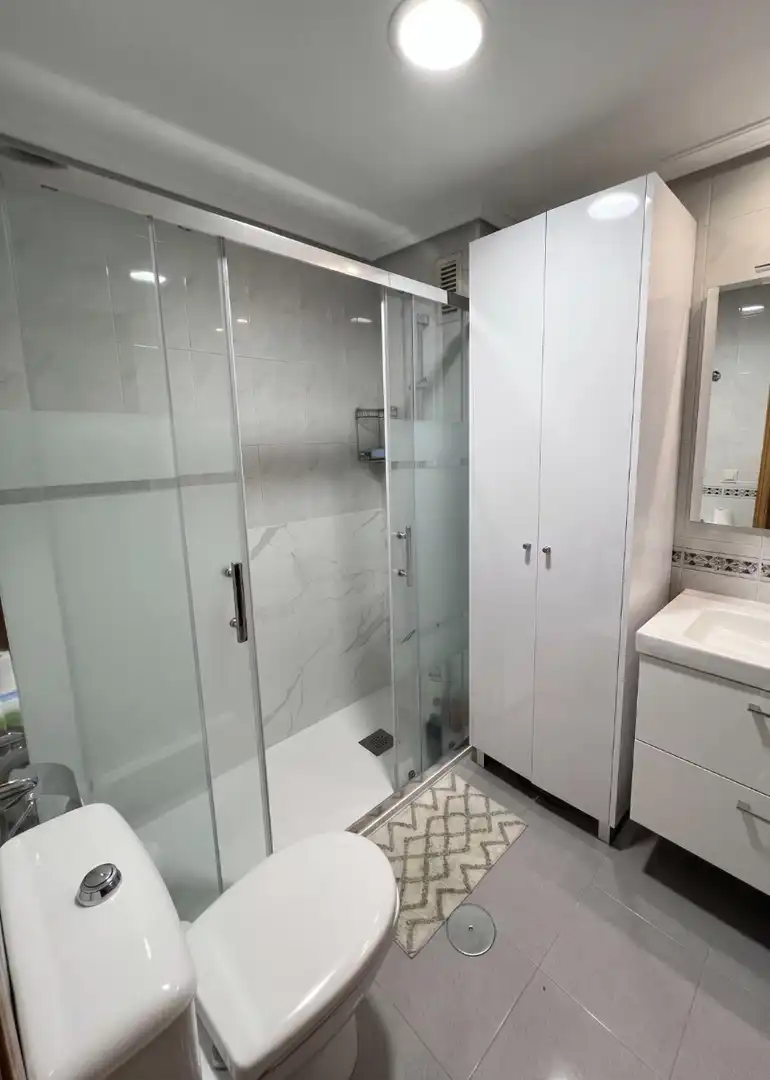 Badezimmer von Wohnungen zur Miete in Murcia mit Möbliert, Waschmaschine und Mikrowelle
