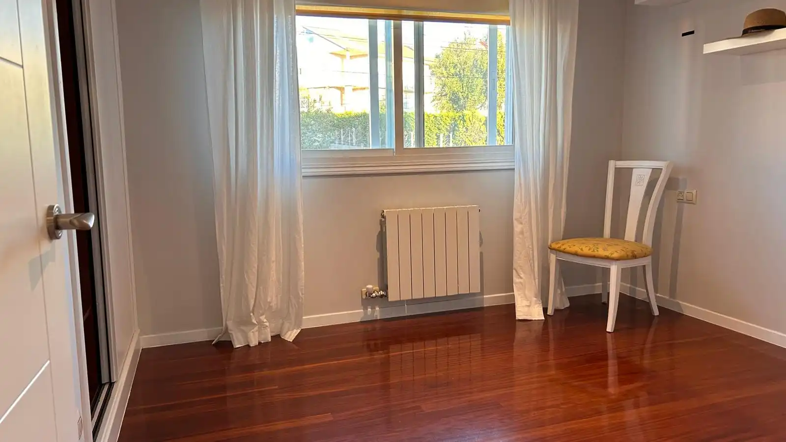 Dormitori de Casa adosada de lloguer en Nigrán amb Calefacció, Jardí privat i Parquet