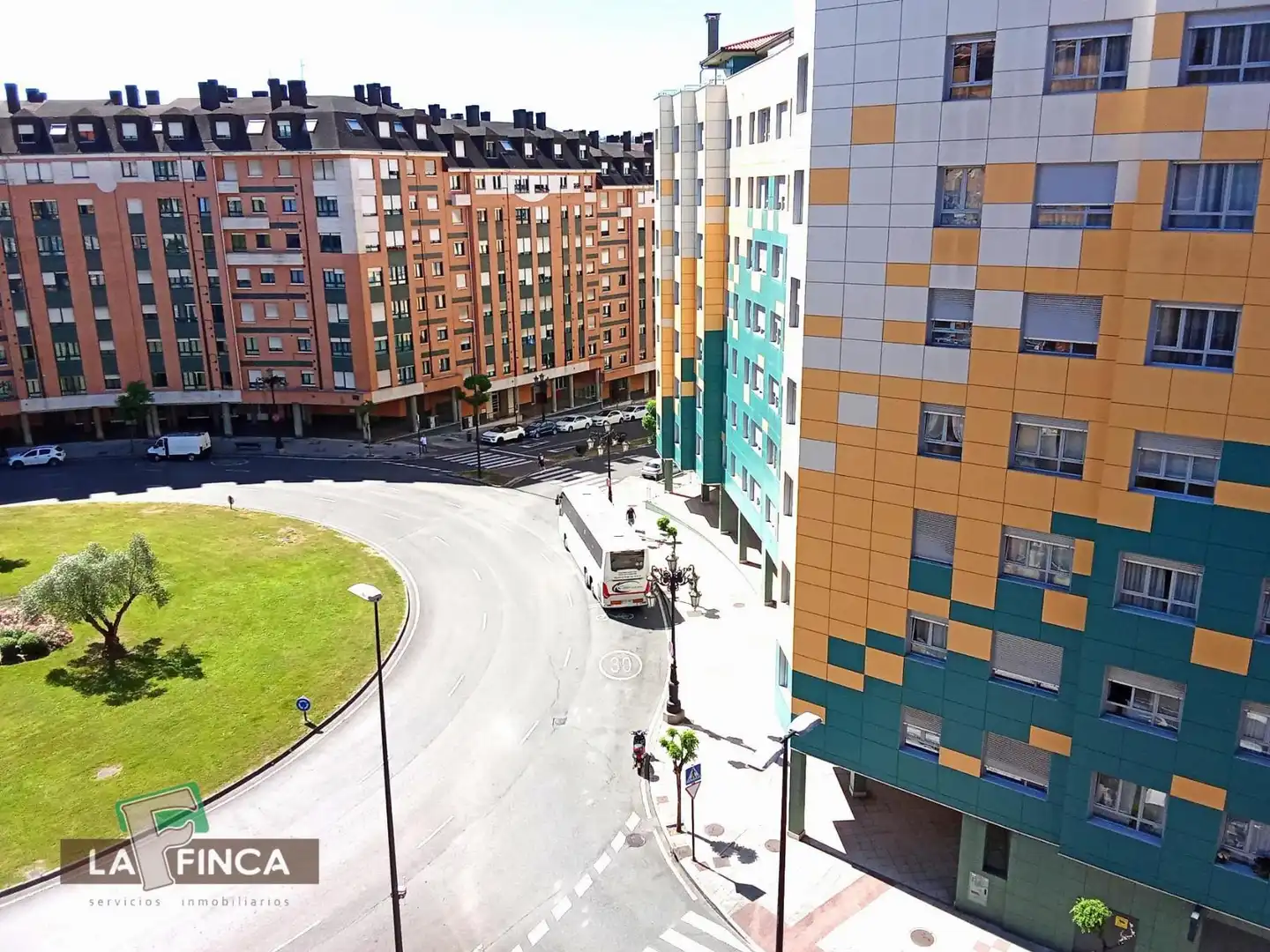 Vista exterior de Estudi en venda en Oviedo  amb Calefacció i Moblat