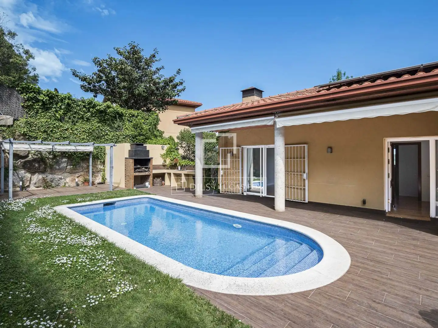 Swimming pool of Houses for sale in Sant Cugat del Vallès  with Air Conditioner, Heating and Terrace