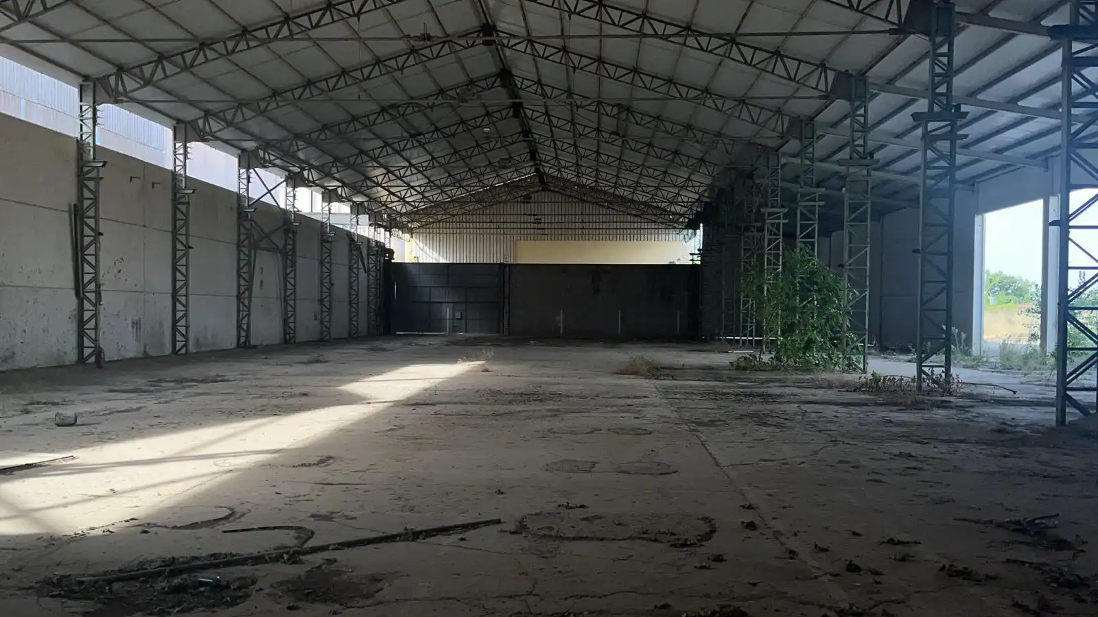 Außenansicht von Fabrikhallen zum Verkauf in Alcañiz