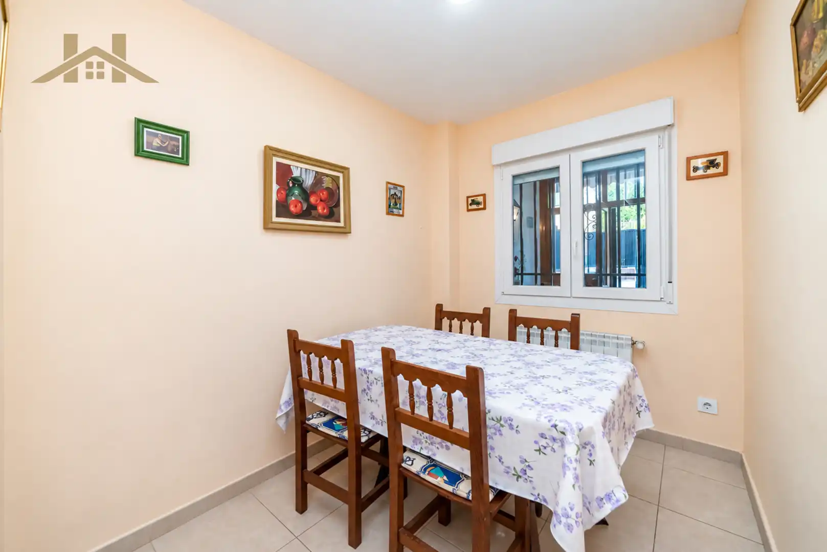 Casa aparellada amb terrassa en venda a Calle de Mercedes de la Cadiniere, imagen 4