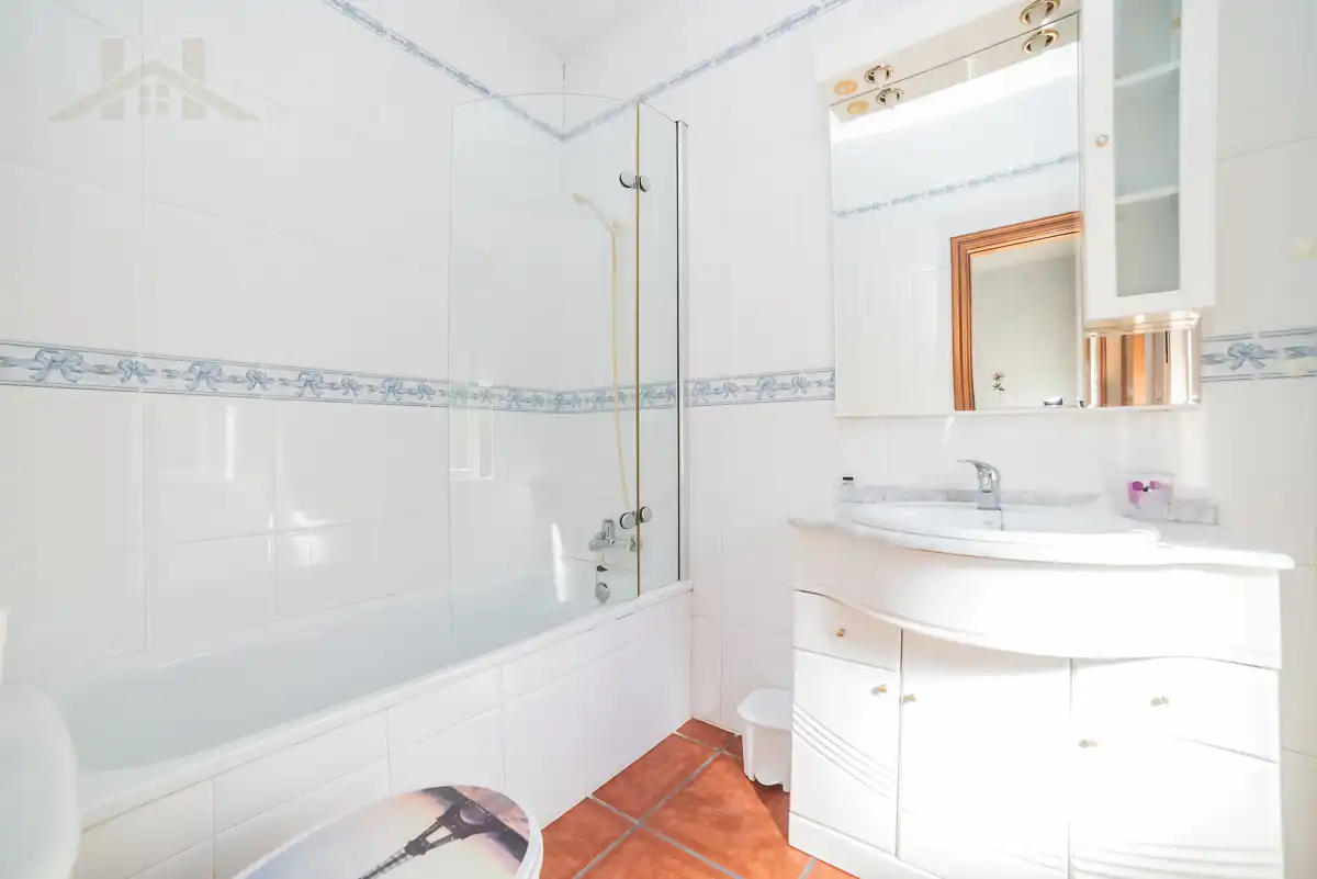 Bany de Casa o xalet en venda en Sevilla la Nueva amb Calefacció, Jardí privat i Piscina