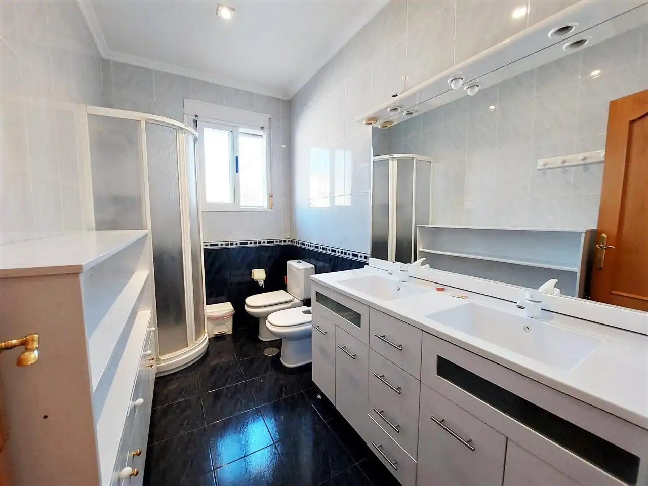 Badezimmer von Wohnung zum Verkauf in Elche / Elx mit Privatgarten, Schwimmbad und Möbliert