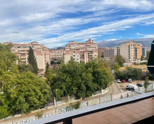 Vista exterior de Pis de lloguer en  Granada Capital amb Terrassa i Balcó