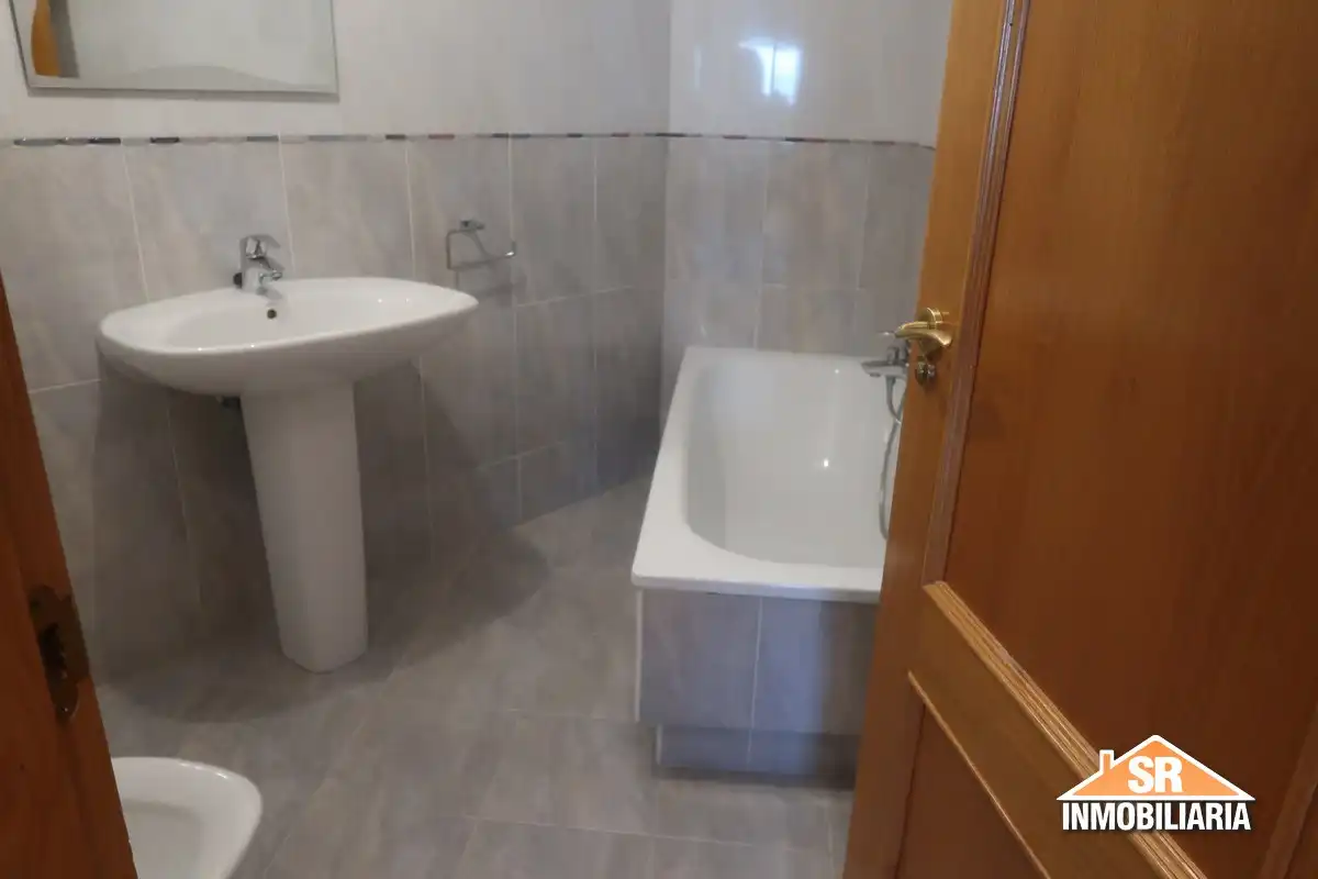 Baño de Piso de alquiler en A Coruña Capital  con Calefacción, Parquet y Horno