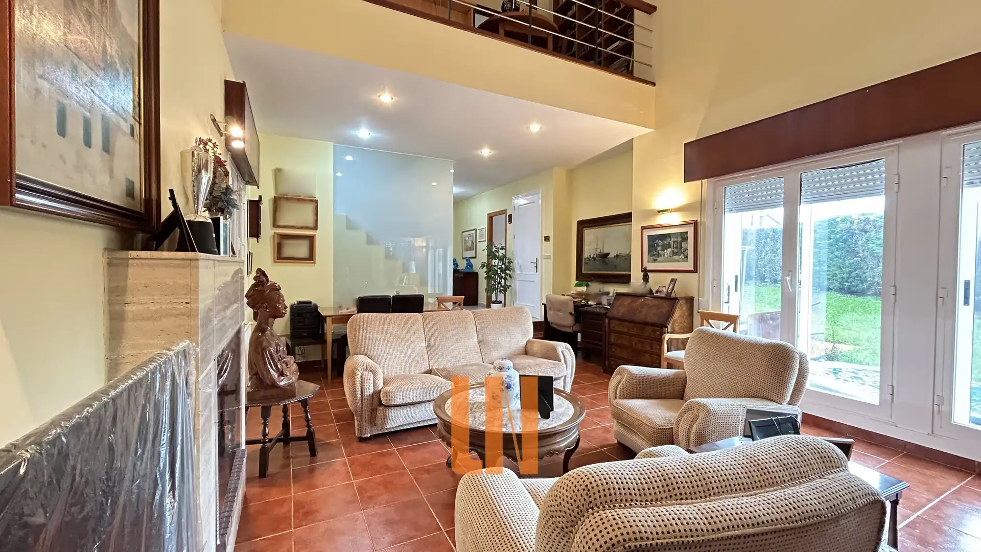 Sala de estar de Casa o chalet en venta en Oleiros con Calefacción, Jardín privado y Parquet