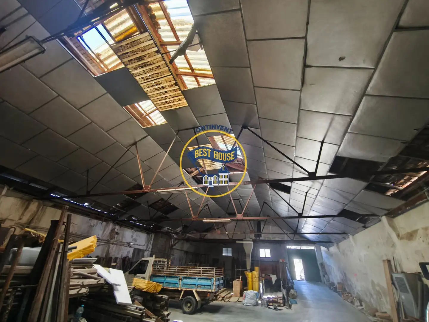 Industrial building for sale in Manuel