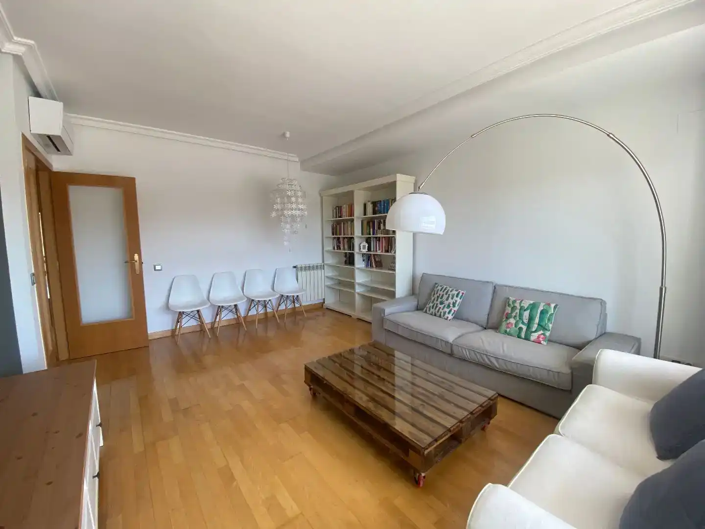 Wohnzimmer von Wohnung zur Miete in Las Rozas de Madrid mit Klimaanlage, Privatgarten und Parkett