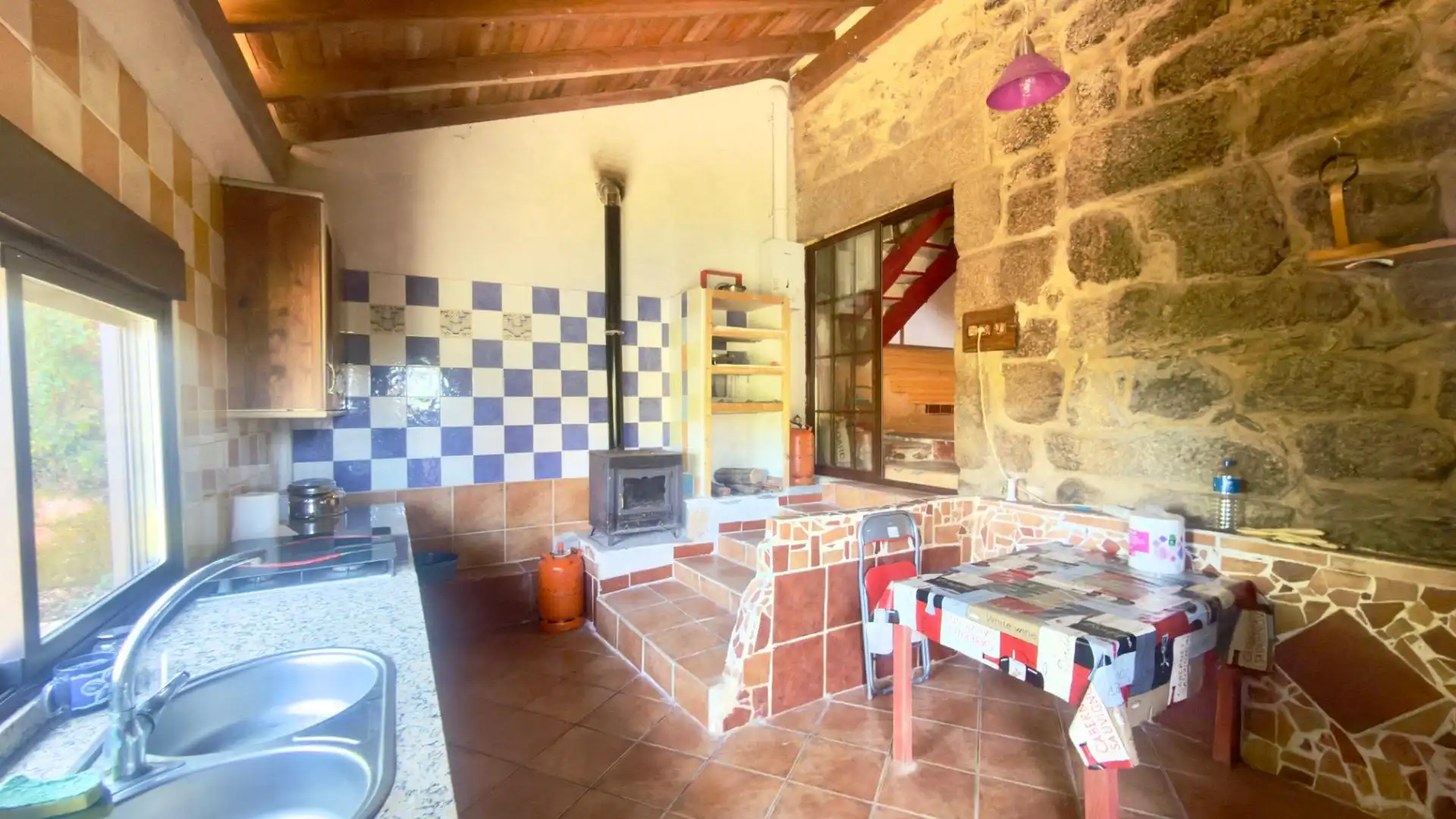 Cuina de Finca rústica en venda en Castrelo de Miño amb Jardí privat, Terrassa i Moblat
