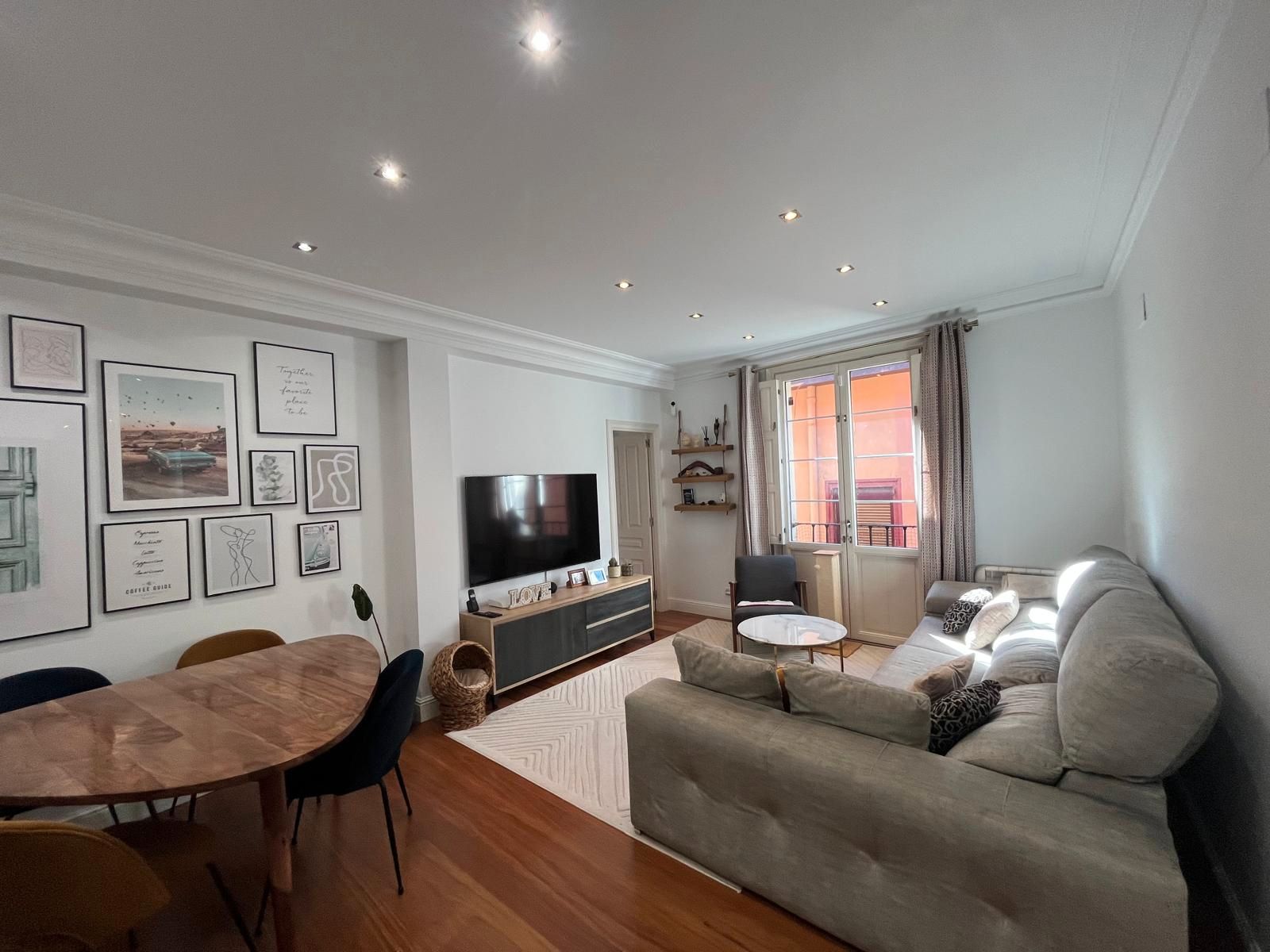 Living room of Flat for sale in Bilbao   with Heating, Furnished and Oven