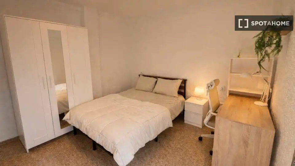 Habitación de Piso de alquiler en Valencia con Aire acondicionado, Calefacción y Amueblado