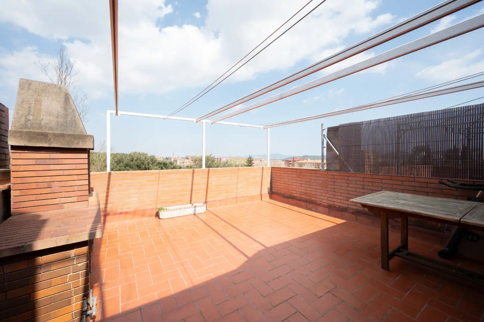 Terrasse von Einfamilien-Reihenhaus zum Verkauf in Sant Cugat del Vallès mit Klimaanlage, Heizung und Privatgarten
