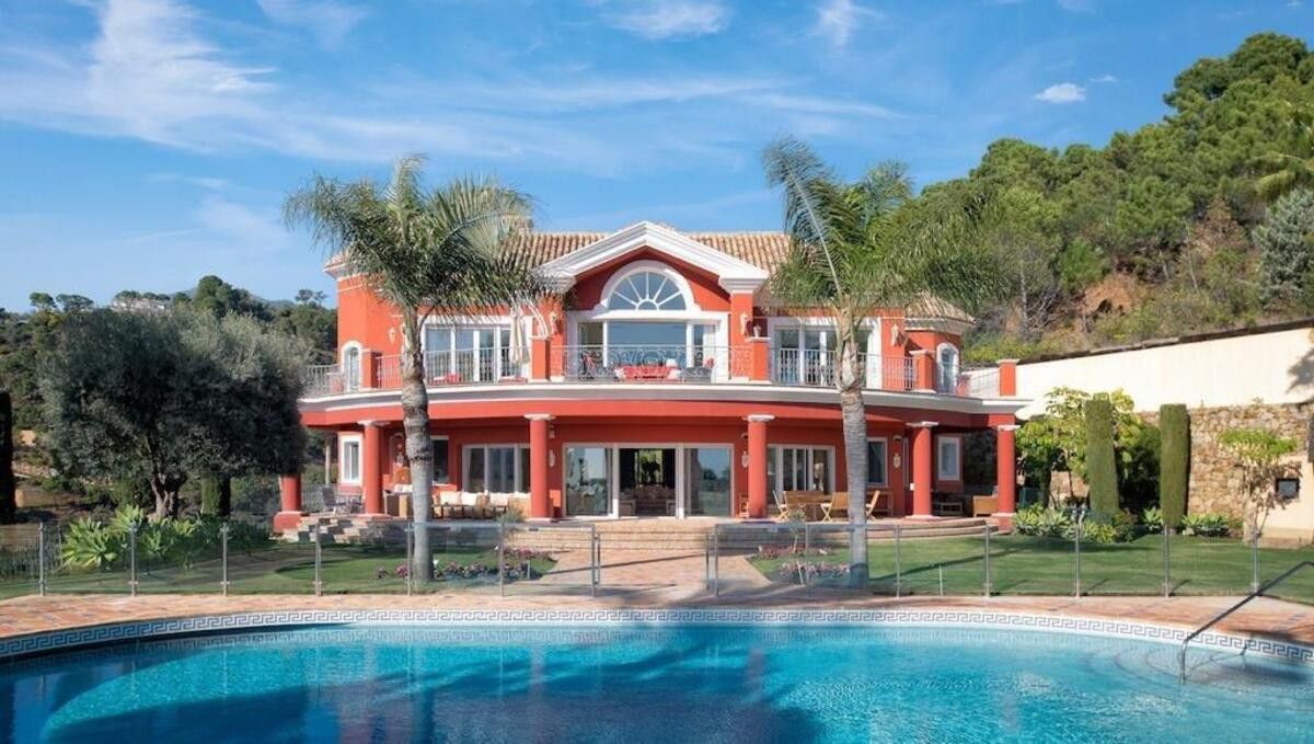 Vista exterior de Casa o xalet de lloguer en Benahavís amb Aire condicionat, Calefacció i Jardí privat