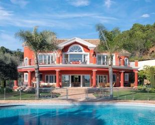 Vista exterior de Casa o xalet de lloguer en Benahavís amb Aire condicionat, Terrassa i Piscina