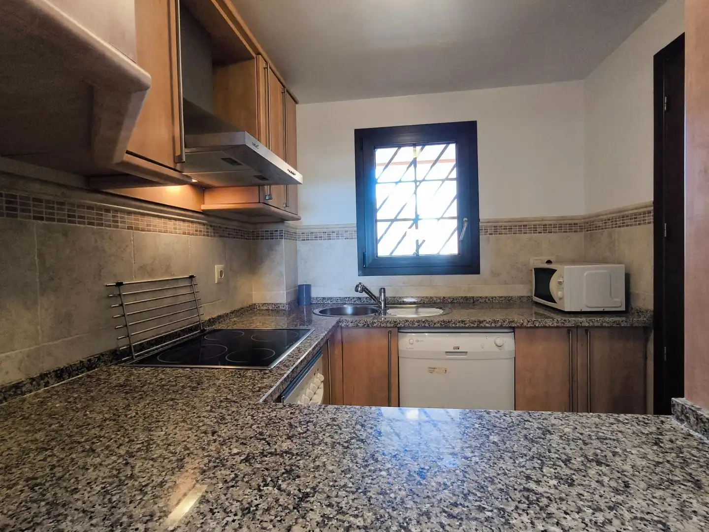 Cocina de Apartamento de alquiler en Ayamonte con Terraza, Amueblado y Piscina comunitaria