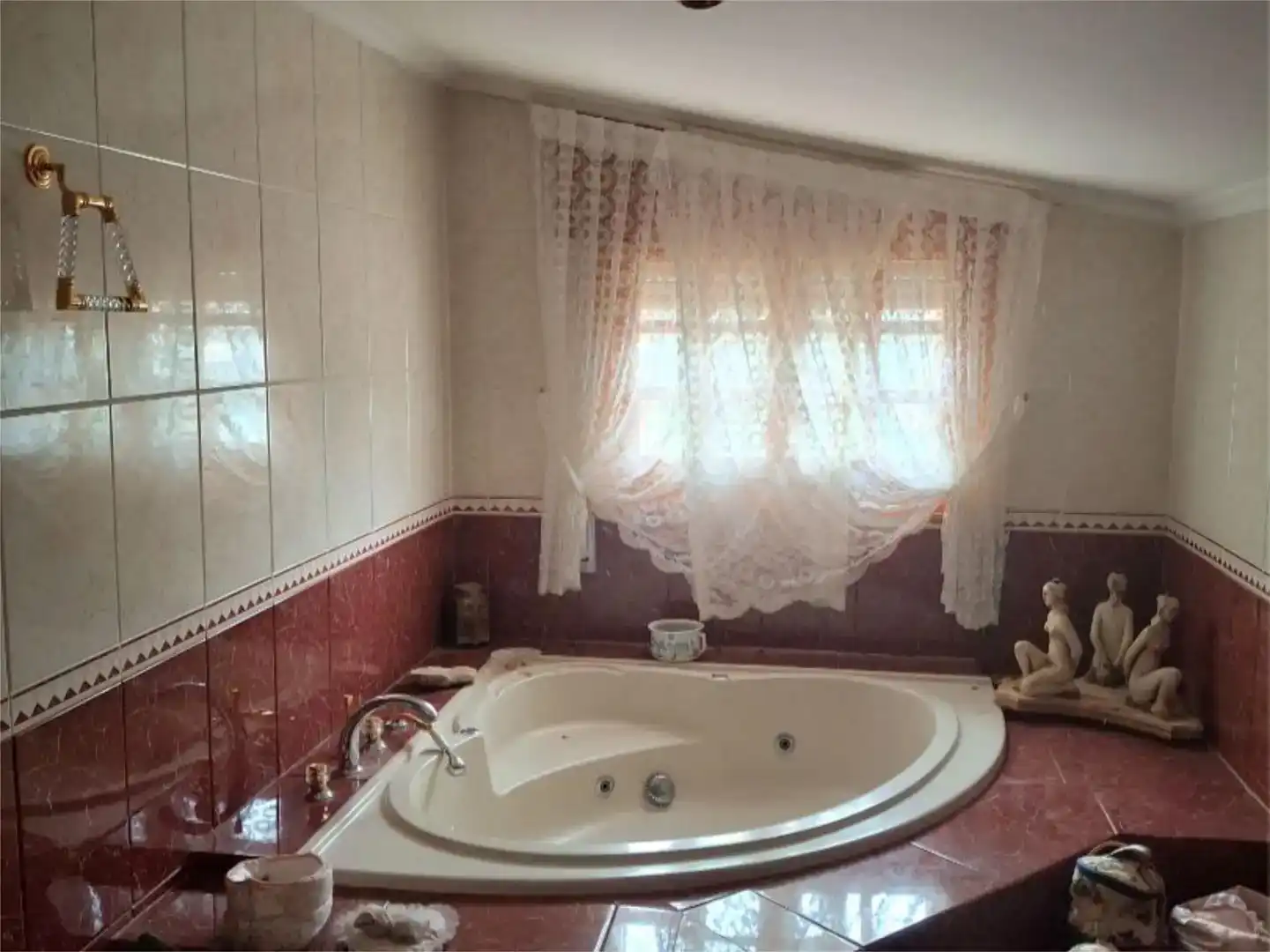 Bany de Casa o xalet en venda en Palazuelos de Eresma amb Aire condicionat, Piscina i Balcó