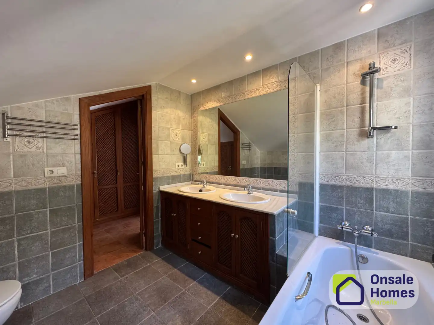 Baño de Casa adosada en venta en Marbella con Terraza, Balcón y Alarma