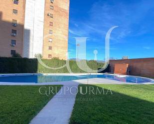 Swimming pool of Flat for sale in  Sevilla Capital  with Air Conditioner and Private garden