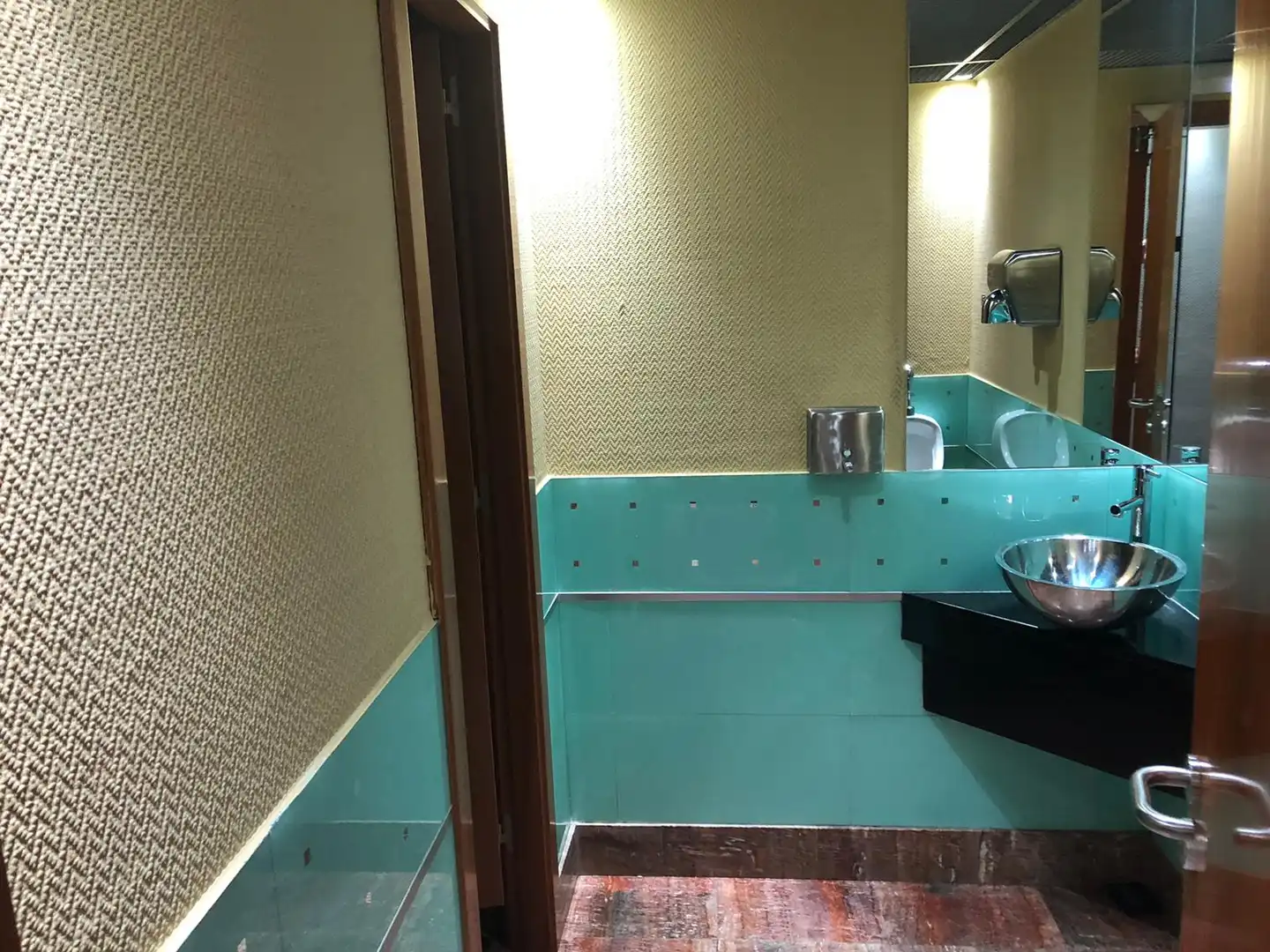 Bathroom of Office for sale in Alcalá de Henares  with Air Conditioner, Heating and Storage room