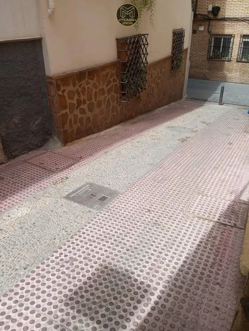 Vista exterior de Casa o xalet en venda en Jaén amb Terrassa, Traster i Balcó