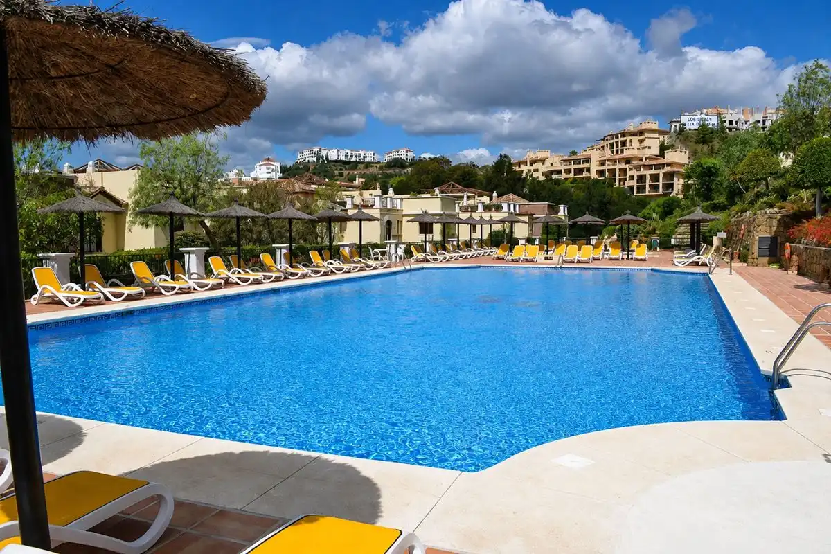 Piscina de Pis en venda en Benahavís amb Aire condicionat, Calefacció i Jardí privat