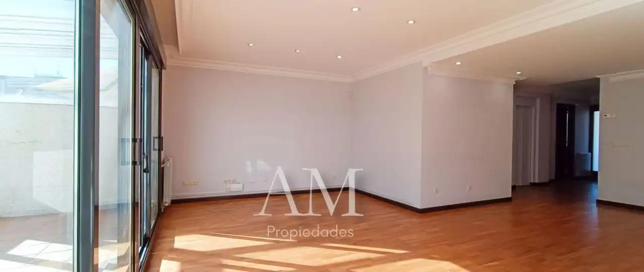 Sala d'estar de Casa o xalet en venda en Vigo  amb Calefacció, Jardí privat i Terrassa