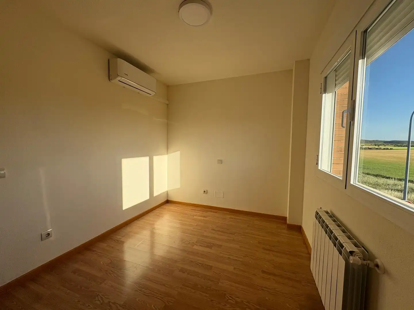Dormitori de Casa o xalet en venda en Torres de la Alameda amb Aire condicionat, Calefacció i Jardí privat