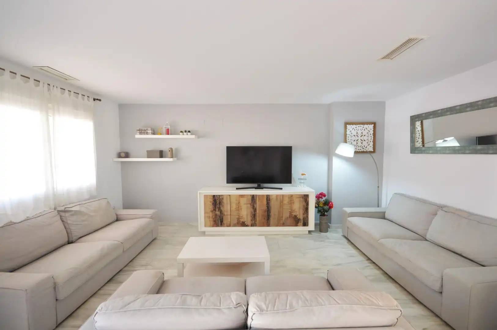 Sala de estar de Casa adosada en venta en El Puerto de Santa María con Aire acondicionado, Calefacción y Jardín privado