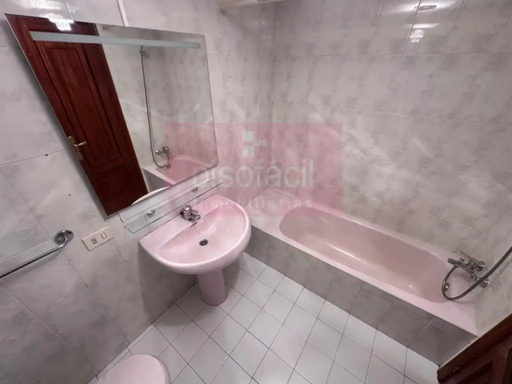 Bathroom of Flat for rent in Lugo