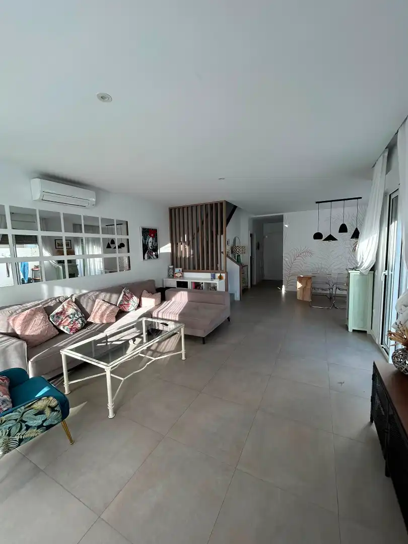 Sala de estar de Casa adosada en venta en Bormujos con Aire acondicionado, Jardín privado y Terraza